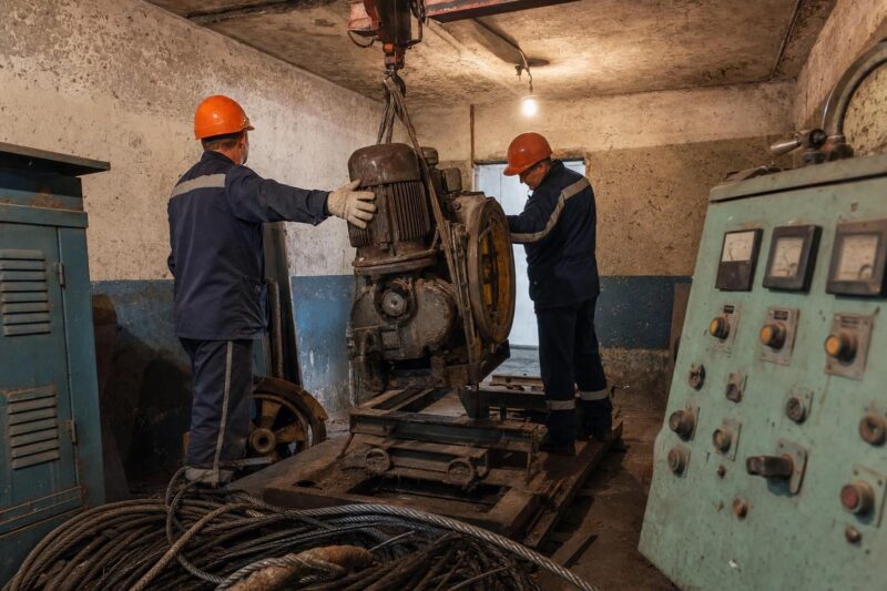 Демонтаж старой лебёдки лифта в машинном помещении жилого дома